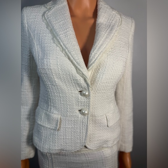 Zara Basic.
This is an elegant two-piece skirt suit crafted. - Picture 4 of 10